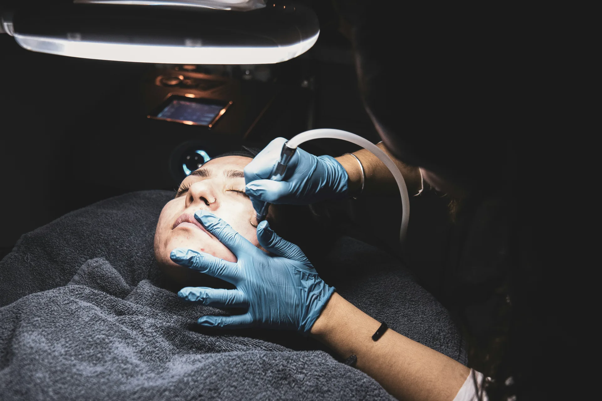 Tratamiento facial profesional en On Fleek Skin Center